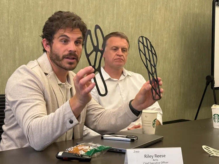 Bert Mannhalter展示透過超輕碳纖維技術打造的產品。呂承哲攝