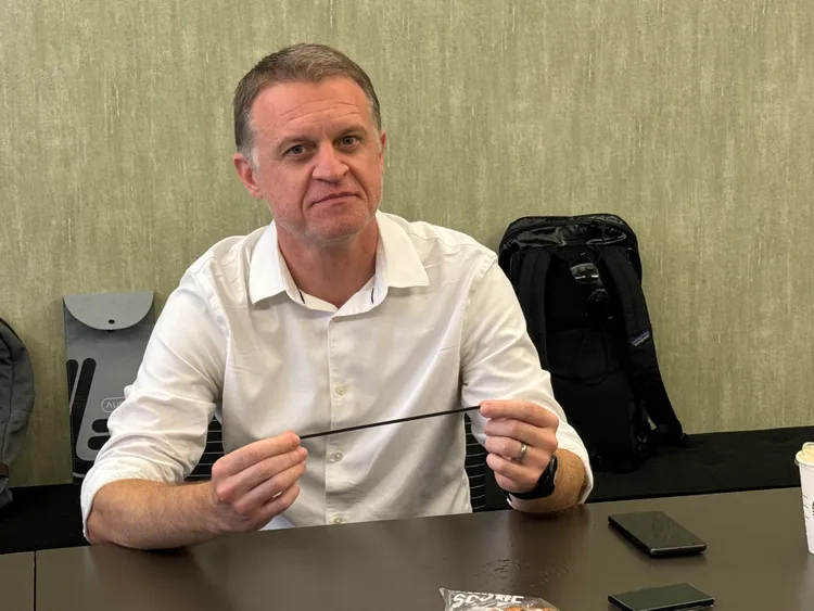 ARRIS 研發副總經理 Bert Mannhalter 展示碳纖維輻條。呂承哲攝