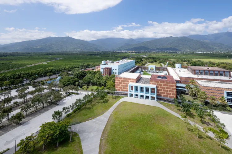 位於臺東康樂地區，由群山環繞的國立臺灣史前文化博物館。國立臺灣史前文化博物館提供