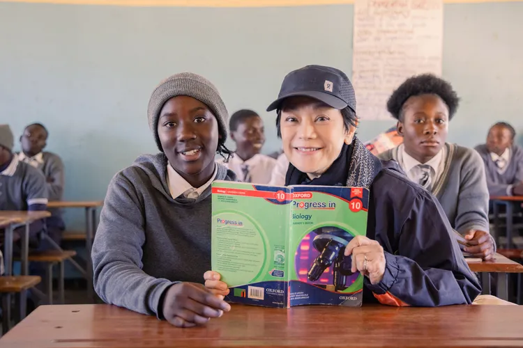 張艾嘉（右）七月遠赴尚比亞拍攝的紀錄影片。台灣世界展望會提供