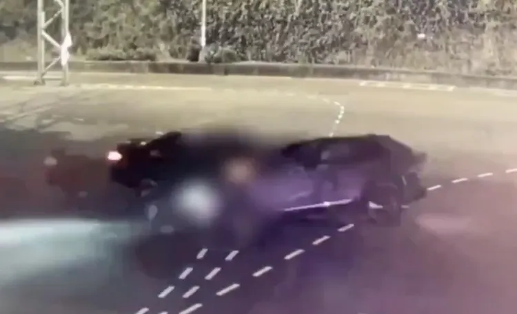 莊男開賓士車(圖左)執行猛撞左轉的多元計程車，導致對方打轉好幾圈。翻攝畫面