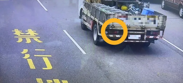 小貨車車上掉落整包螺絲釘。民眾提供