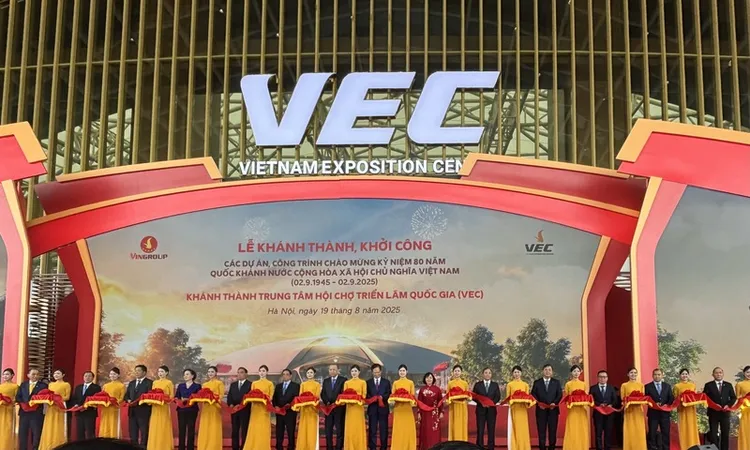 東南亞最大的越南國家展覽會議中心19日正式啟用，越共總書記蘇林、越南總理范明正、前總理阮晉勇等政府高層都出席開幕剪綵儀式。 中央社