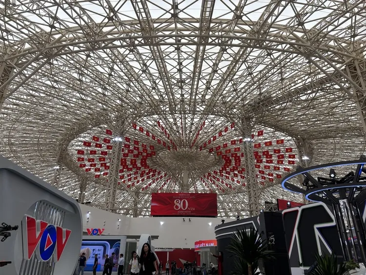 越南最新國家展覽中心室內面積超過30公頃，穹頂由2萬4000噸鋼材打造，自然光由透明建材屋頂灑落。 中央社