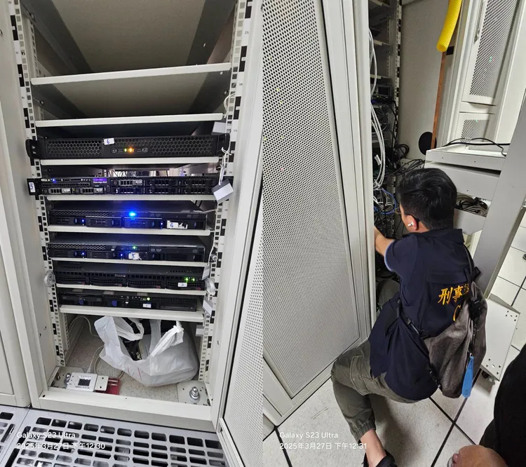 專案小組在新北新莊中華電信機房查獲私設伺服器。民眾提供
