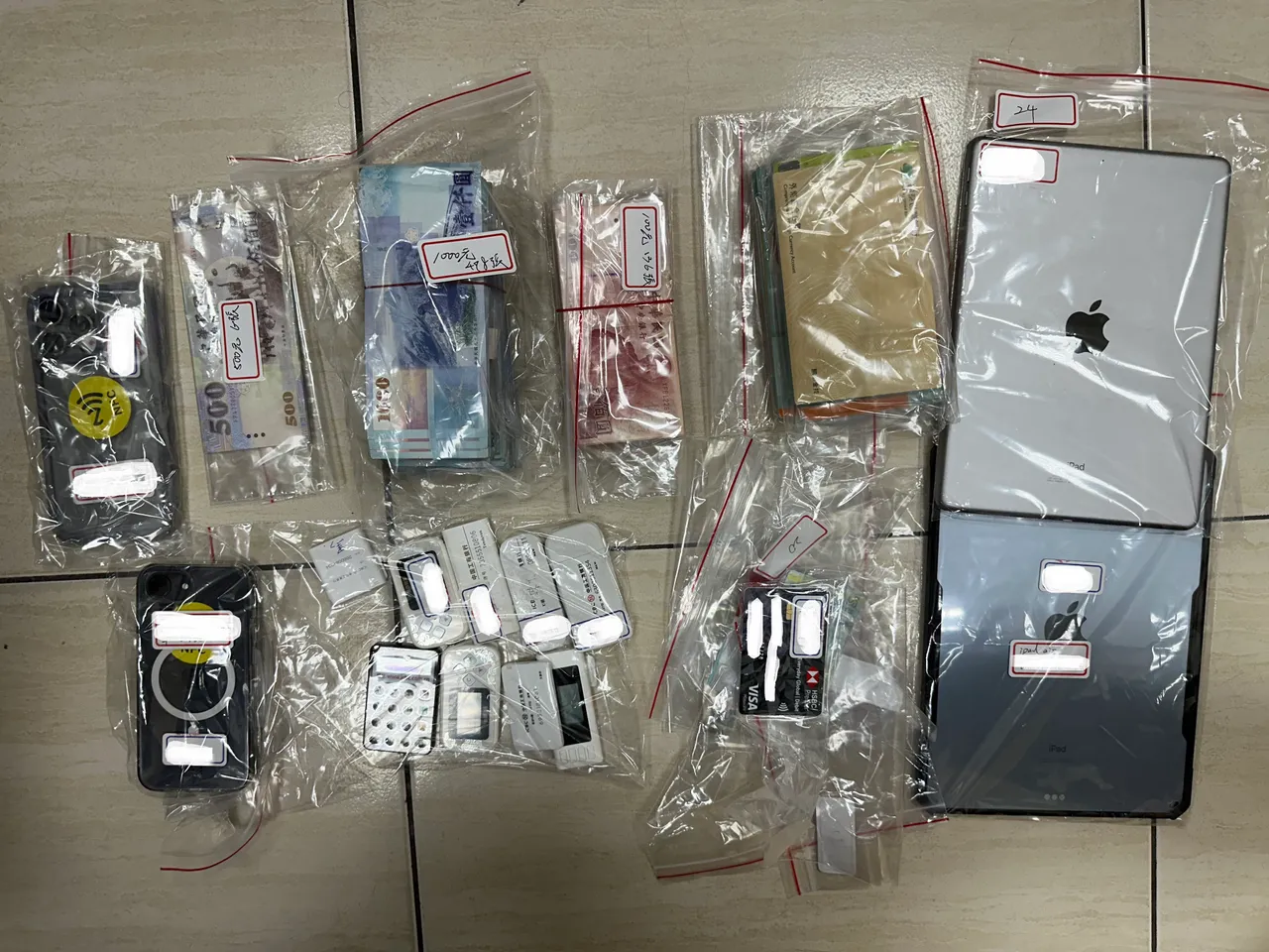 专案小组发动两波搜索,逮到4名犯嫌并起出赃证物。民众提供