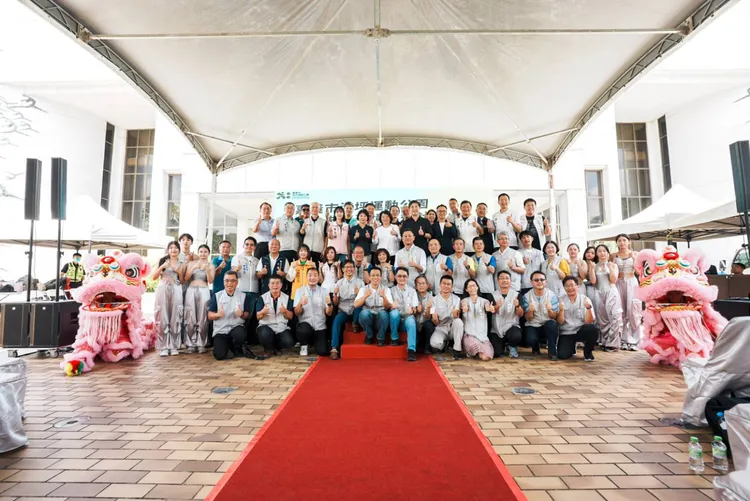 嘉義市長黃敏惠於港坪體育館主持典禮，宣布「嘉義市港坪運動公園友善環境再造計畫工程」將啟動，市議員黃思婷也到場。嘉義市府提供