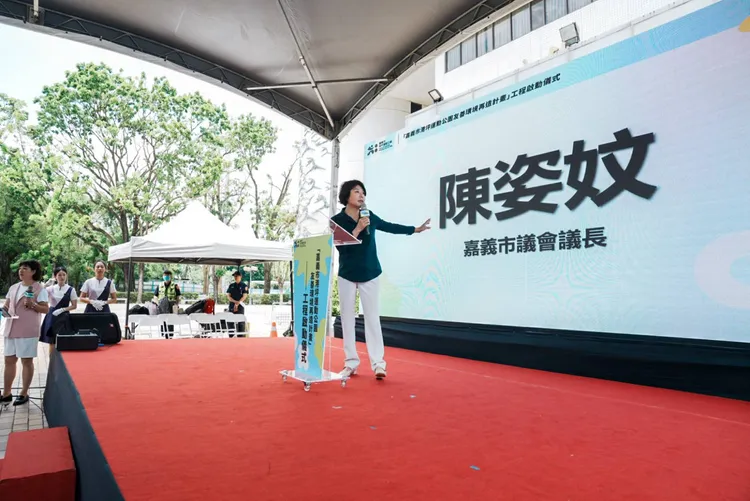 嘉義市長黃敏惠於港坪體育館主持典禮，宣布「嘉義市港坪運動公園友善環境再造計畫工程」將啟動，議長陳姿妏也到場致詞。嘉義市府提供