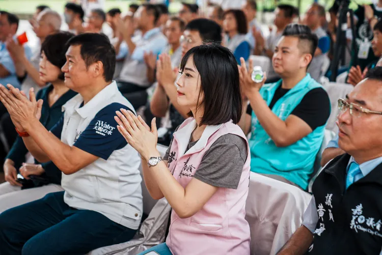 嘉義市長黃敏惠於港坪體育館主持典禮，宣布「嘉義市港坪運動公園友善環境再造計畫工程」將啟動，市議員黃思婷也到場。嘉義市府提供