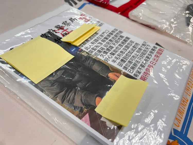 欠高利貸被害人遭黑幫長期騷擾，家門還被貼討債海報公諸於世。翻攝畫面