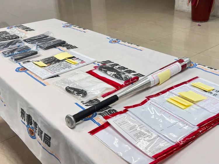 查扣手機、本票、討債海報、毒品與球棒等器械。翻攝畫面