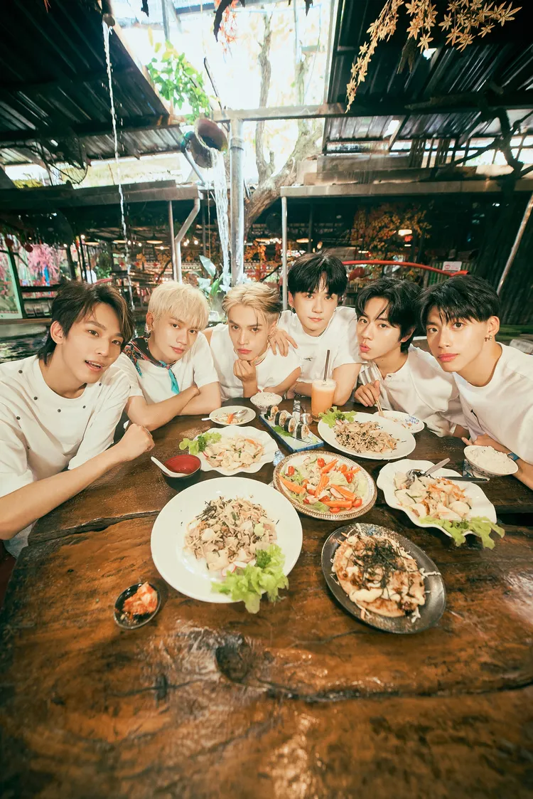 煥鈞、子翔、哲言、祖安、佳辰、文廷大啖眼前美食。索尼提供