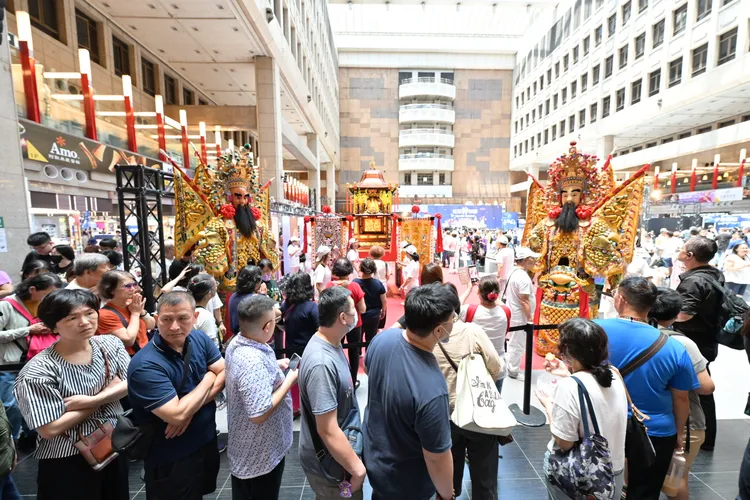 眾多信眾參與，場面熱鬧莊嚴。翻攝畫面