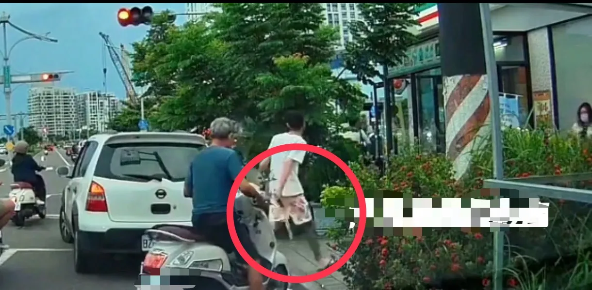 一段影片內就有3人違規,除了轎車駕駛違停紅線,行人紅燈穿越馬路、騎士沒戴安全帽等。取自「社會事新聞影音」