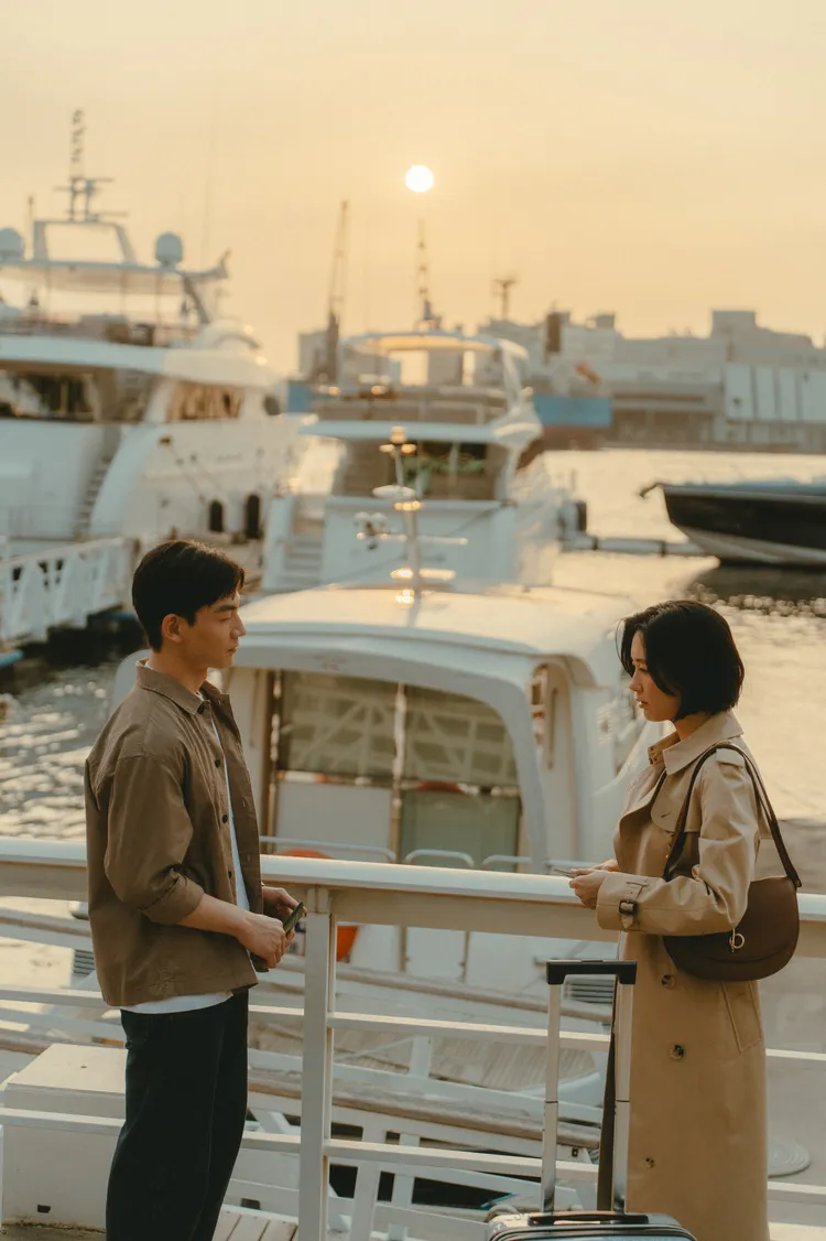 張洛偍（左）被水川麻美電到NG。牽猴子提供