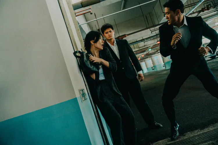 水川麻美（左）還有被追打的戲。牽猴子提供