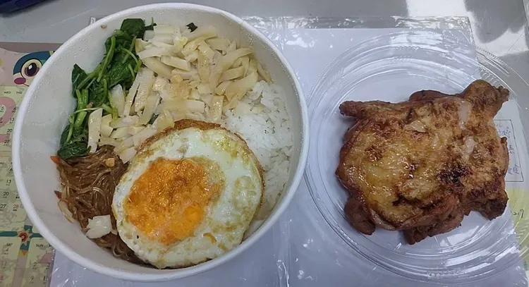 一名網友妻子吃板橋某間腿庫便當，吃到生雞肉還吞下肚。翻攝《爆料公社公開版》社團