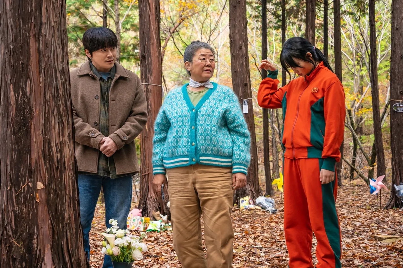 李姃垠(中)片中饰演曹政奭(左)的母亲,一起训练孙女崔惟理,可惜因行程重叠,无法来台。车库娱乐提供