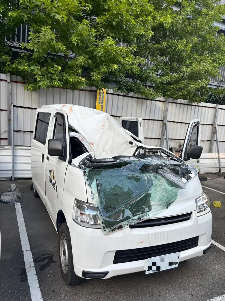 廂型車車頂被壓垮，前擋風玻璃破裂，柯男則卡在車內。民眾提供