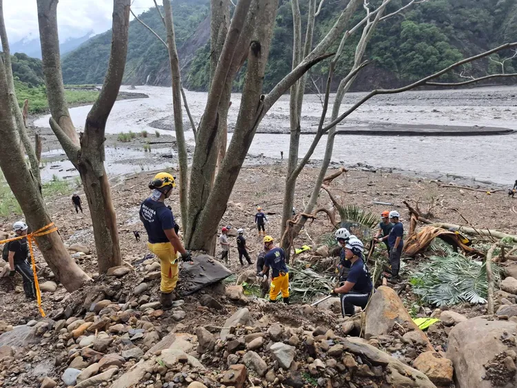 救難現場目前皆以人力徒手搜尋，重型機具尚無法進駐。消防局提供