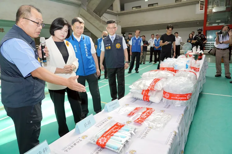 雲林縣長張麗善今天前往縣警局頒發破案獎金，感謝員警查獲毒品，避免流入市面害人。民眾提供