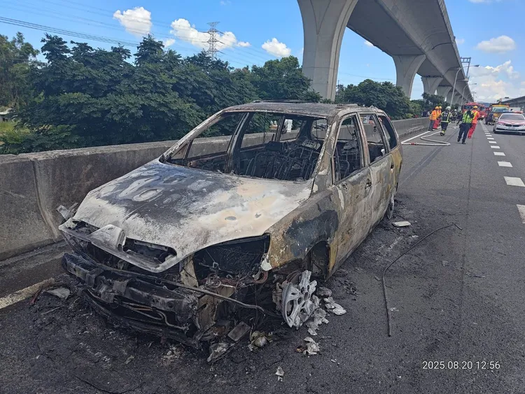 小客車燒毀。國道警方提供
