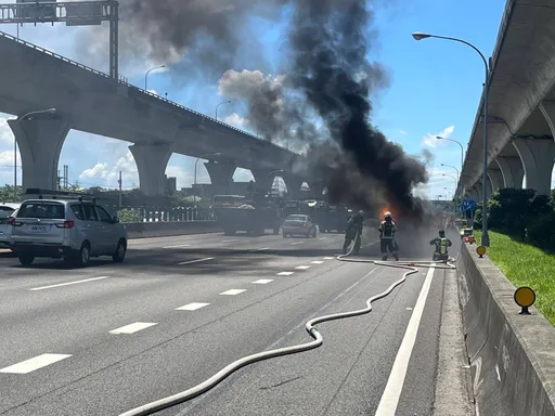 國1桃園路段小客車火燒車 車上3人及時逃生