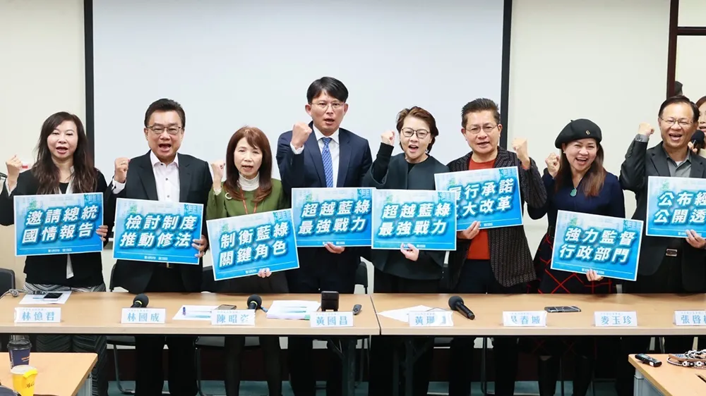 2024年大選民眾黨獲8席不分區立委,林憶君(左起)、林國成、陳昭姿、黃國昌、黃珊珊、吳春城、麥玉珍、張啓楷。翻攝自黃珊珊臉書