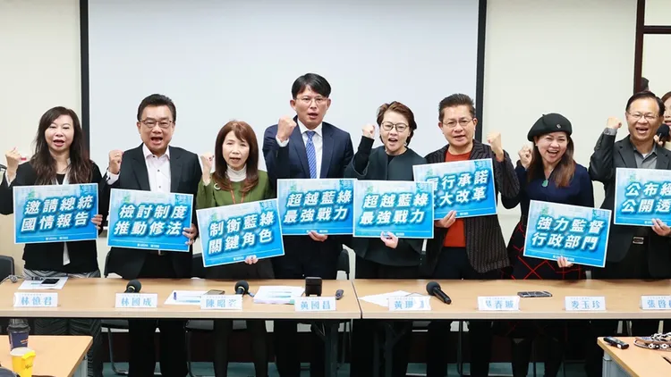 2024年大選民眾黨獲8席不分區立委，林憶君（左起）、林國成、陳昭姿、黃國昌、黃珊珊、吳春城、麥玉珍、張啓楷。翻攝自黃珊珊臉書