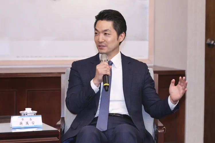 蔣萬安批民進黨「膝反射式擁抱神主牌」，盼核三延役提升能源韌性。彭欣偉攝