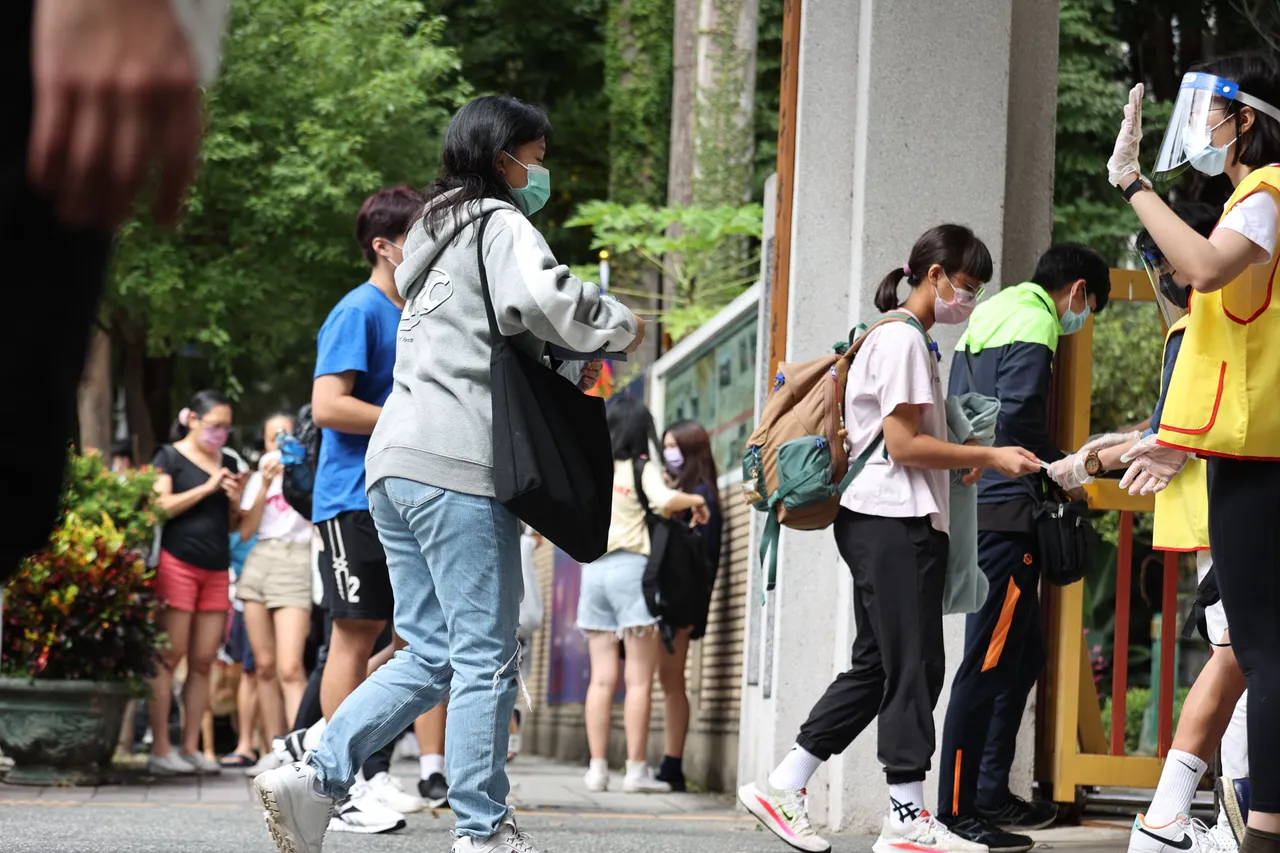 專家指出,頂大學歷在科技與金融圈具備薪資優勢,若目標明確、家人支持,重考或許值得一試。資料照