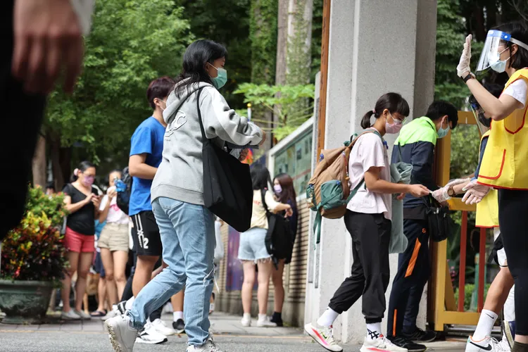 專家指出，頂大學歷在科技與金融圈具備薪資優勢，若目標明確、家人支持，重考或許值得一試。資料照