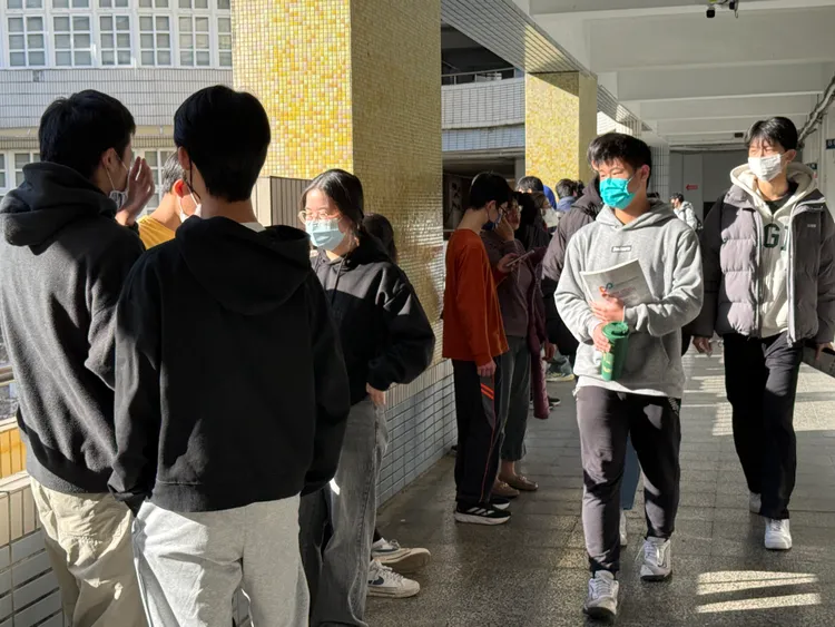 分科成績揭曉後，網路湧現「考後焦慮」討論，眾多考生糾結是否重考換名校、拚更好薪資未來。攝影中心