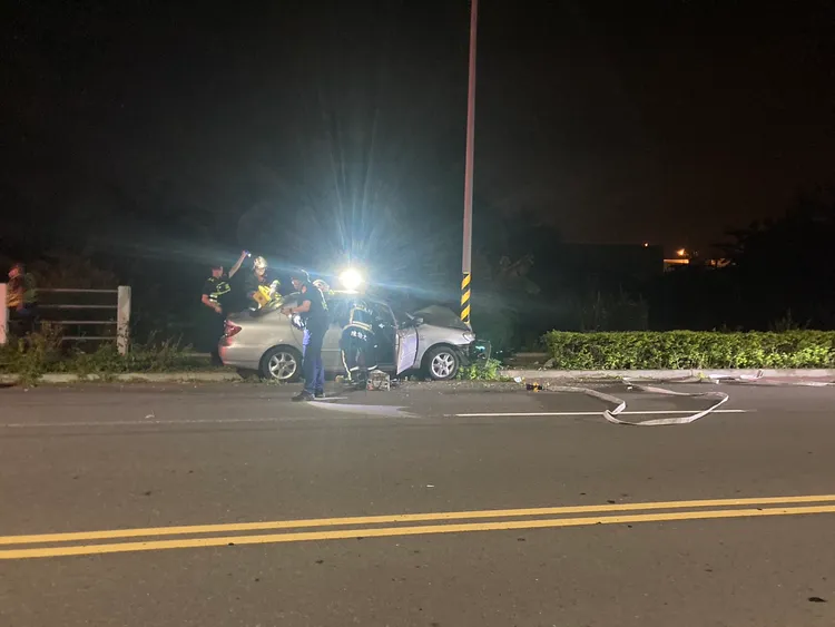 自小客車不明原因自撞對向路燈，造成37歲女駕駛傷重不治。民眾提供