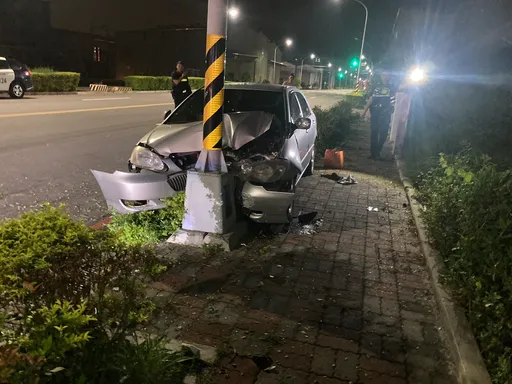 不明原因自撞對向路燈 台中37歲女駕駛身亡