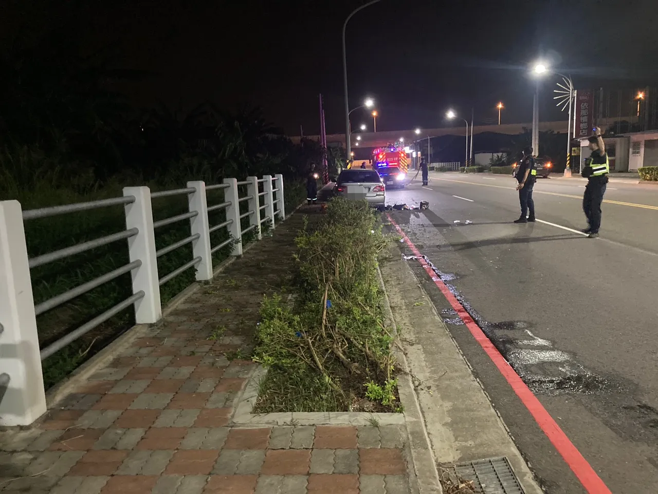 自小客车不明原因自撞对向路灯,造成37岁女驾驶伤重不治。民众提供