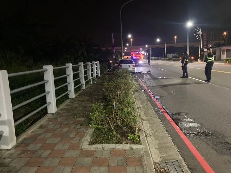 自小客車不明原因自撞對向路燈，造成37歲女駕駛傷重不治。民眾提供