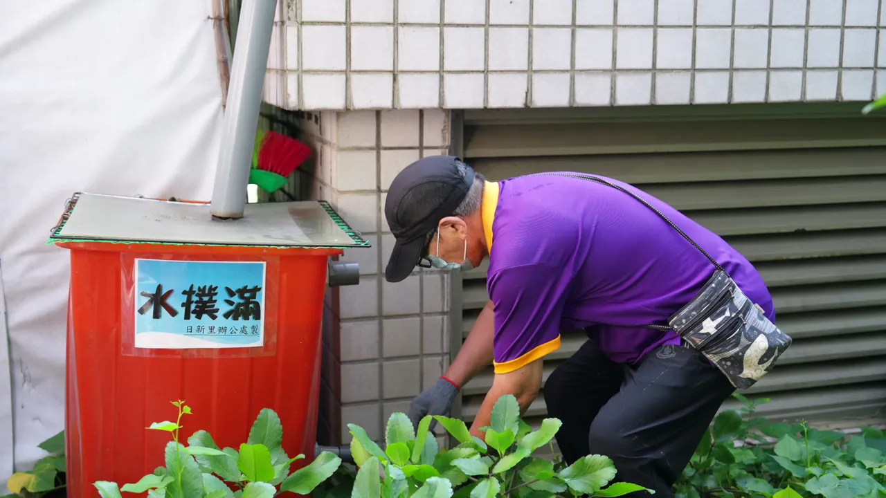 「資源永續組」特優獎得主翁文俊,運用雨水回收收集雨水,並用於澆灌植物。環保局提供