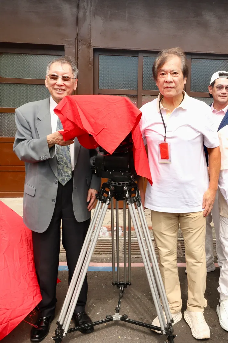 民視總經理廖季方與總製作人郭建宏一起為開鏡儀式掀紅綵。民視提供