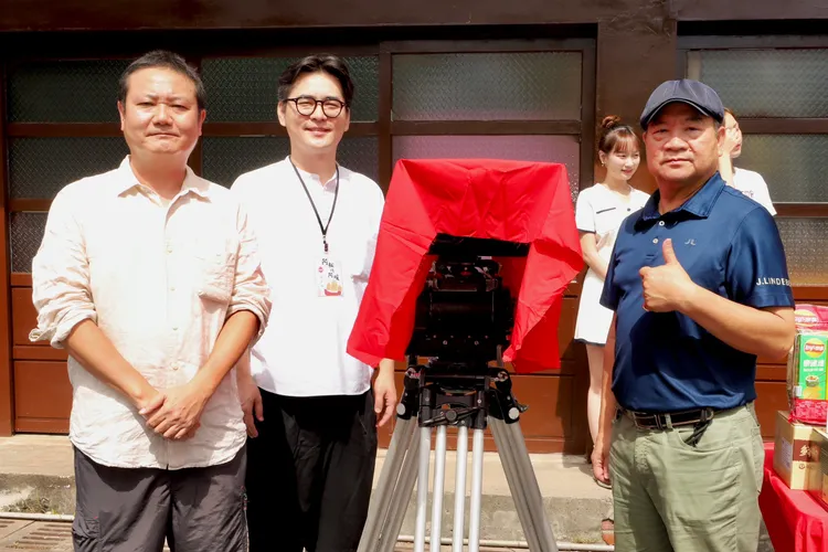 左起導演郭春暉、編劇張文樑、公視台語台台長呂東熹一起為開鏡記者會儀式掀紅綵。民視提供