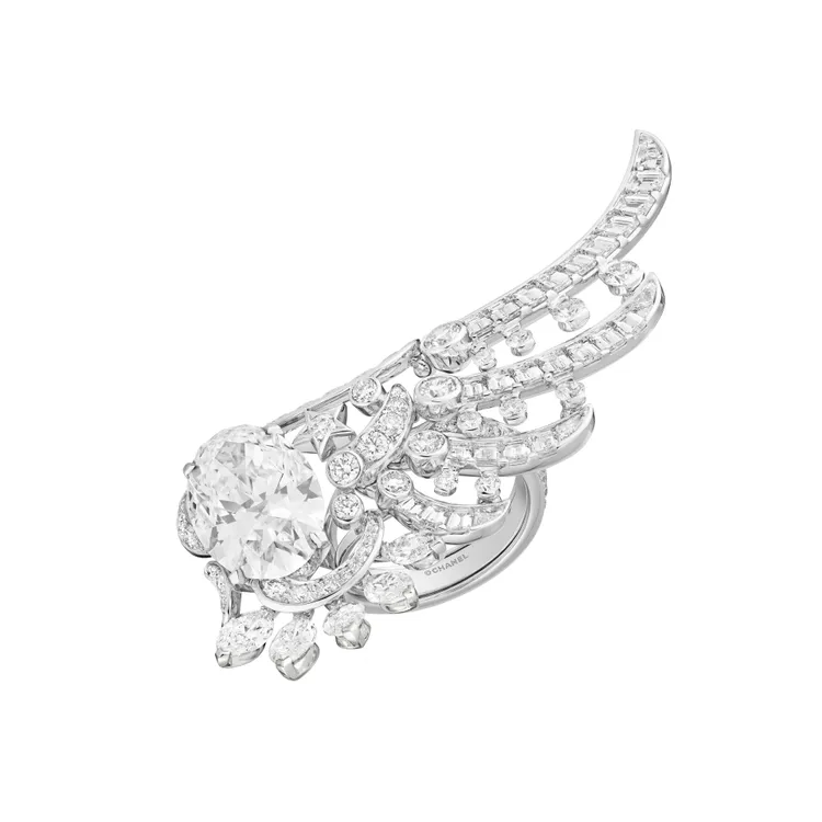 昆凌選搭的Wings of CHANEL戒指，18K白金，鑲嵌天然鑽石。1顆重約8.15克拉DFL橢圓形切割鑽石，6858萬9000元。品牌提供