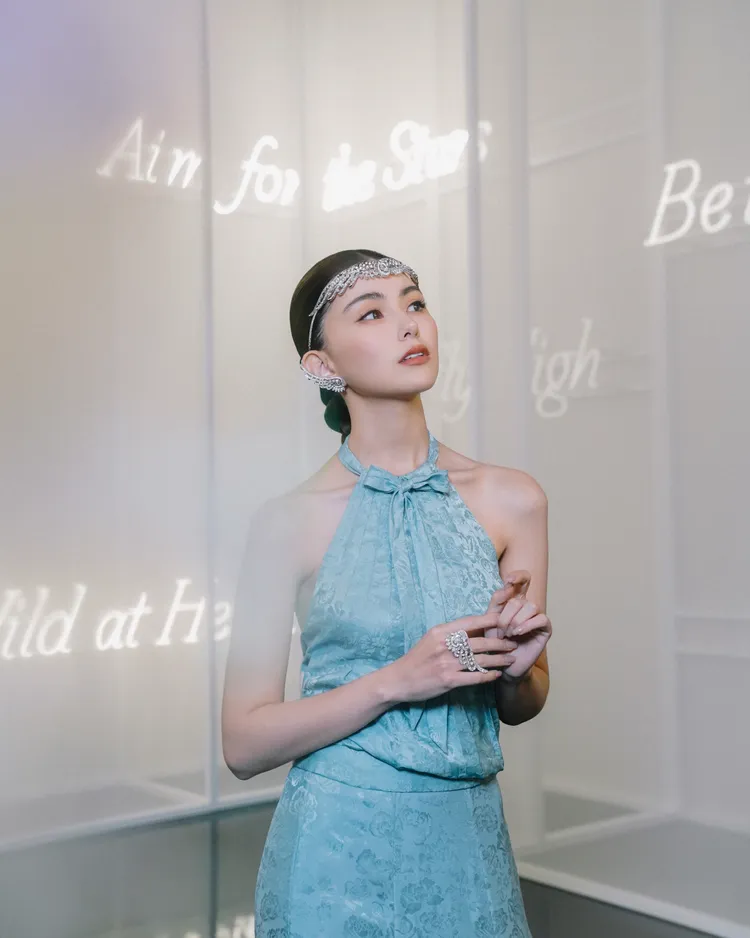 昆凌鑑賞香奈兒「Reach For The Stars」頂級珠寶系列。品牌提供