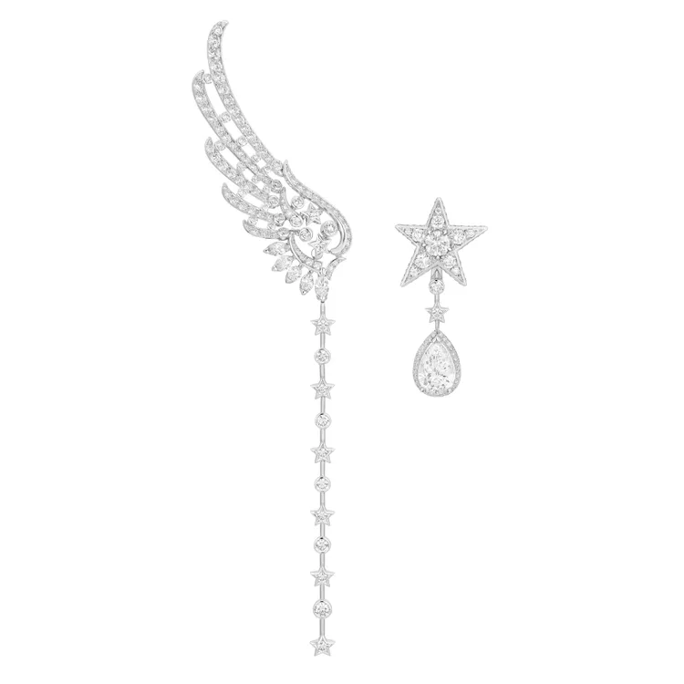 昆凌選搭的Full Swing耳環，18K白金，鑲嵌天然鑽石。1顆重約 3.11 克拉 DE IF-VVS梨形切割鑽石，2338萬2000元。品牌提供