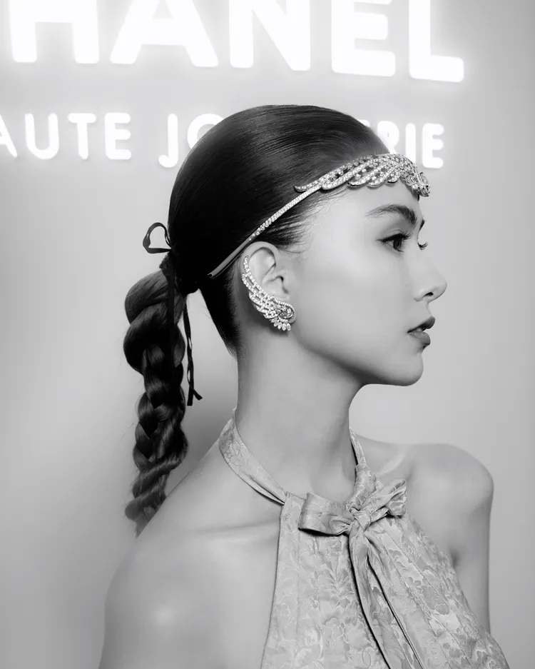 昆凌鑑賞香奈兒「Reach For The Stars」頂級珠寶系列。品牌提供