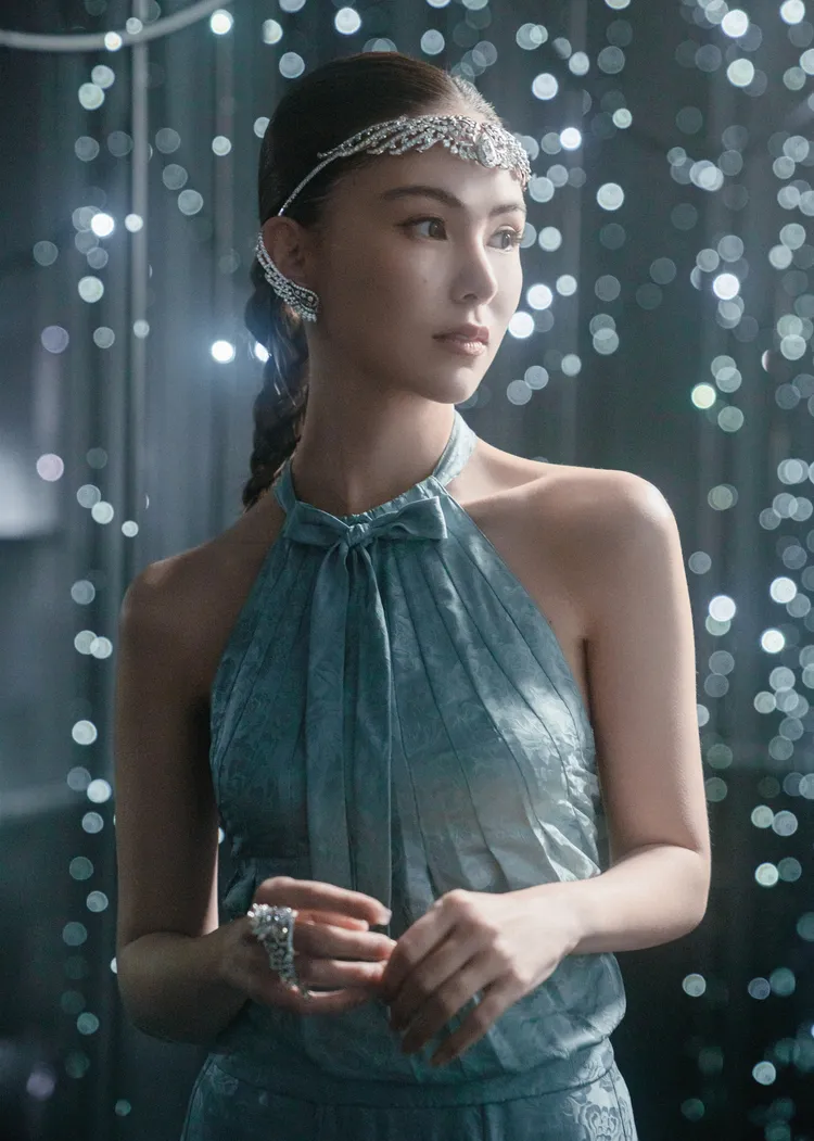 昆凌鑑賞香奈兒「Reach For The Stars」頂級珠寶系列。品牌提供