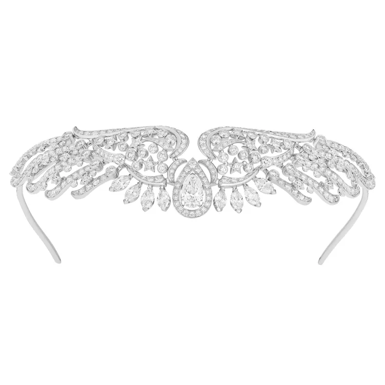 昆凌戴的Full Swing頭飾，18K白金，鑲嵌天然鑽石。1 顆重約3.08 克拉 D-E IF-VVS梨形切割鑽石。4988萬3000元。品牌提供