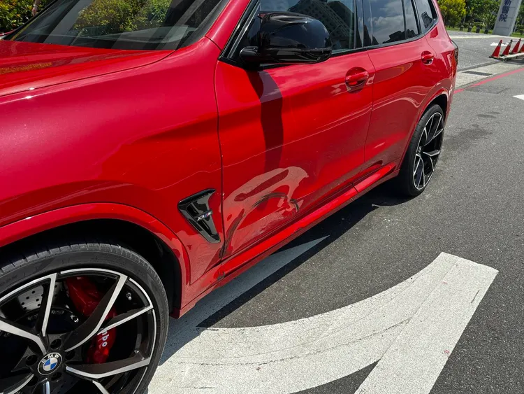 不當變換車道肇禍的轎車。民眾提供