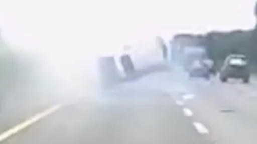 國道連環撞!轎車連翻3圈畫面曝光 母子3人「這原因」僅輕傷