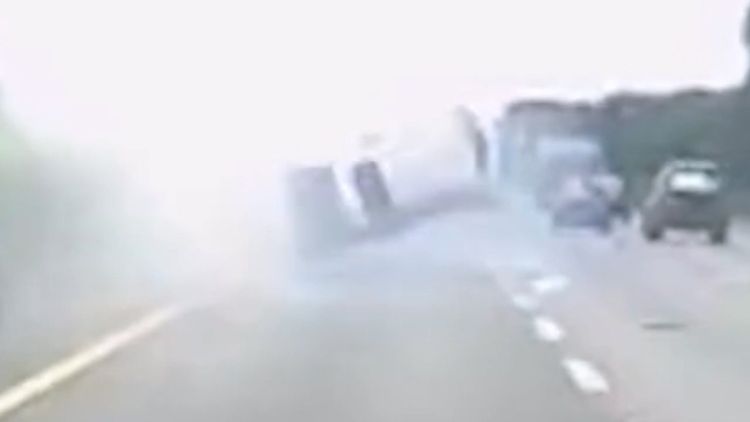 國道連環撞！轎車連翻3圈畫面曝光　母子3人「這原因」僅輕傷