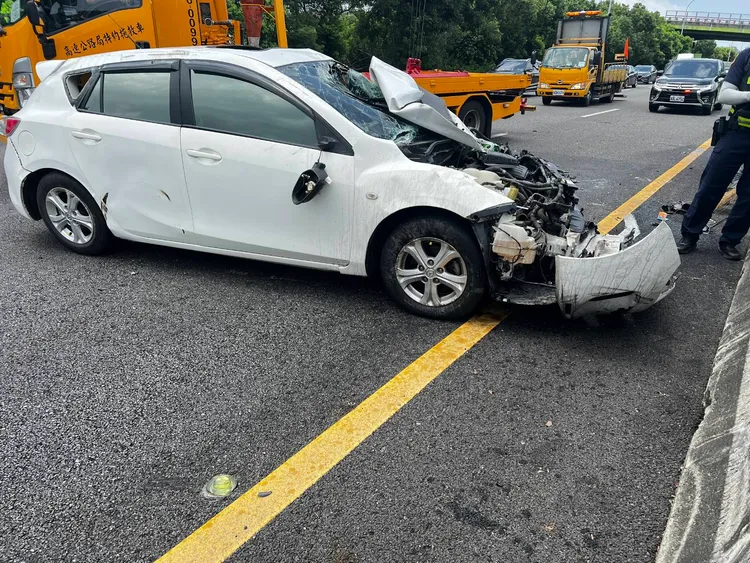 洪女自小客車受損嚴重。民眾提供